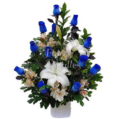 CU28 Arreglo con 12 Rosas Azules