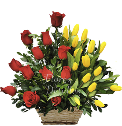 A45 Canasta con Rosas y Tulipanes